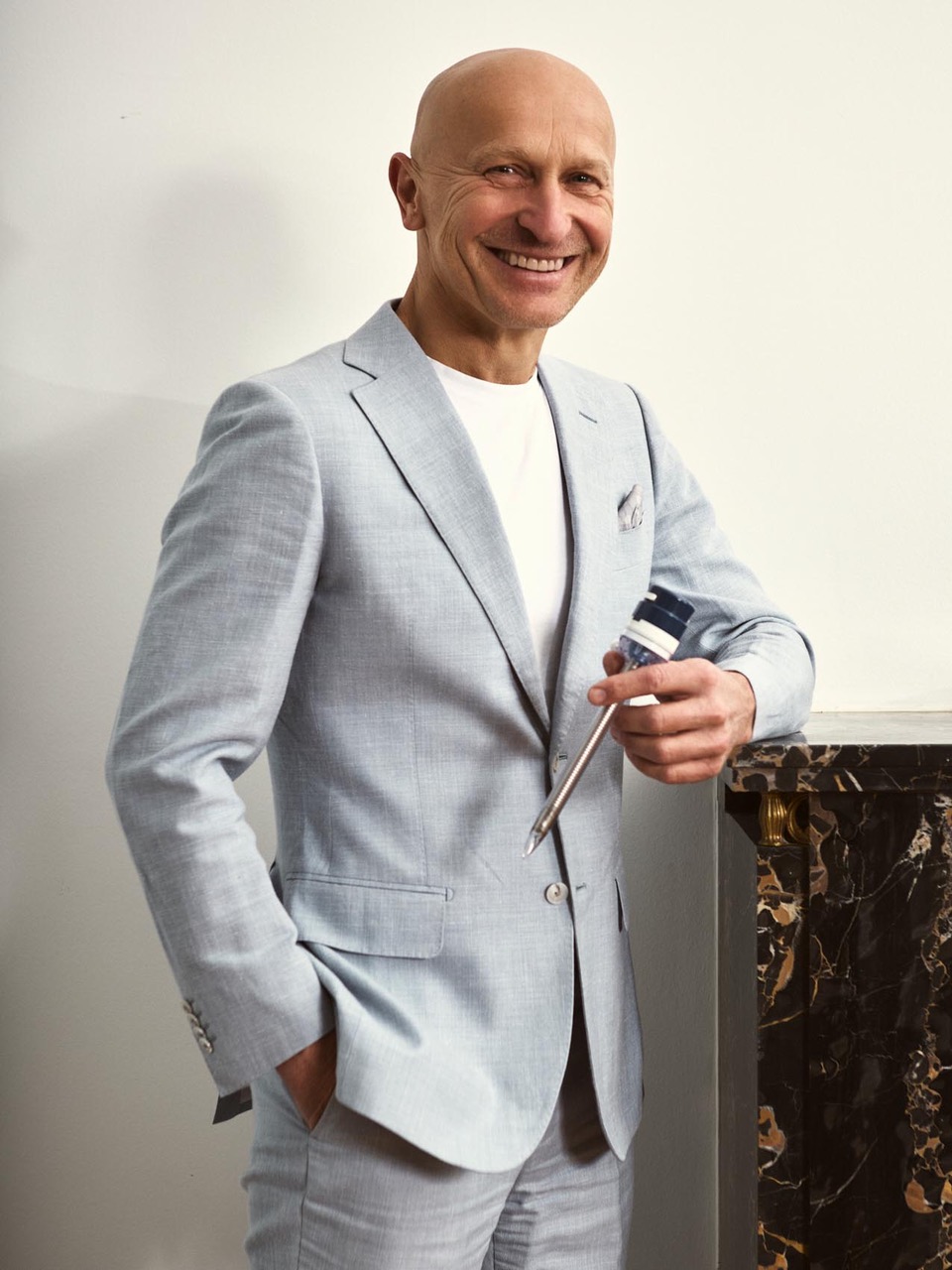 Univ.-Prof. Dr. Gerhard Prager in a light blue suit