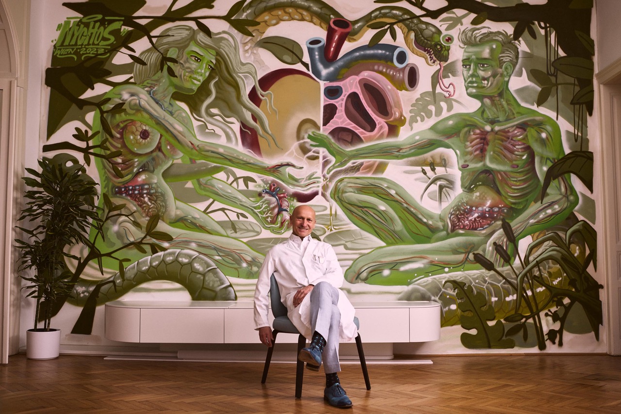 Univ.-Prof. Dr. Gerhard Prager seated in front of the mural at AKH Vienna
